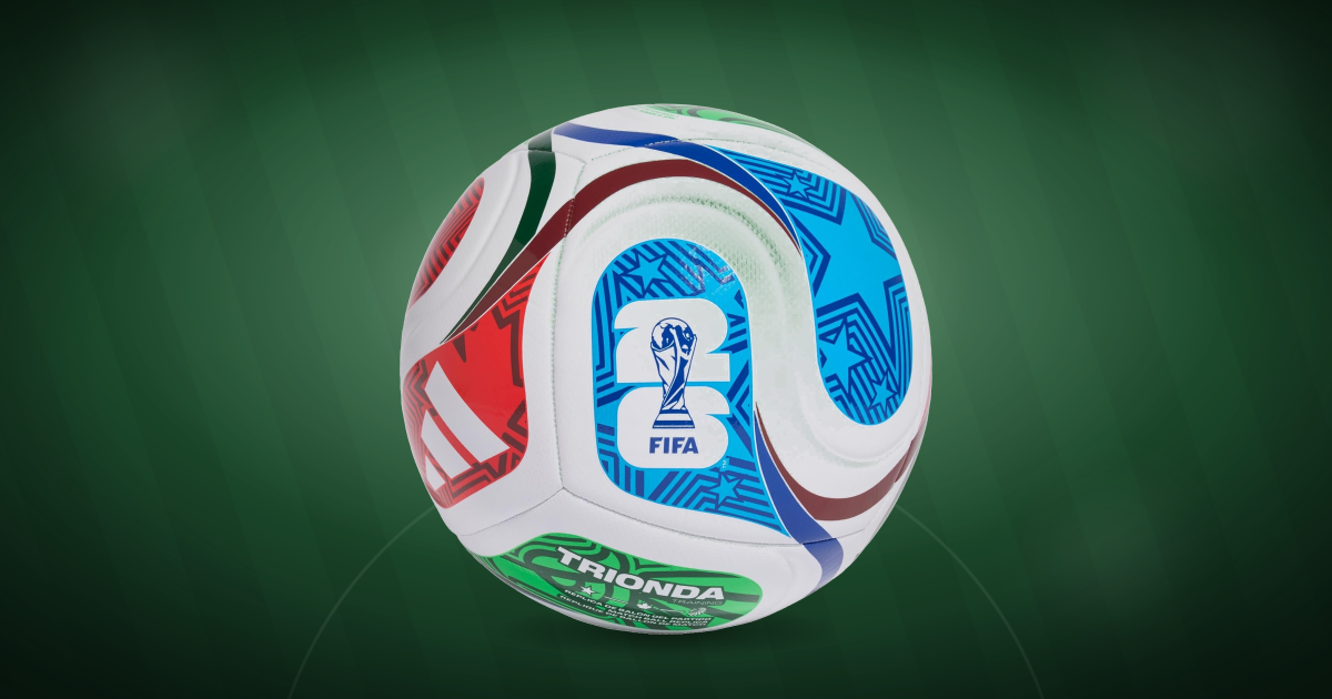 Balones de fútbol 2026. Balón de fútbol expuesto en el campo