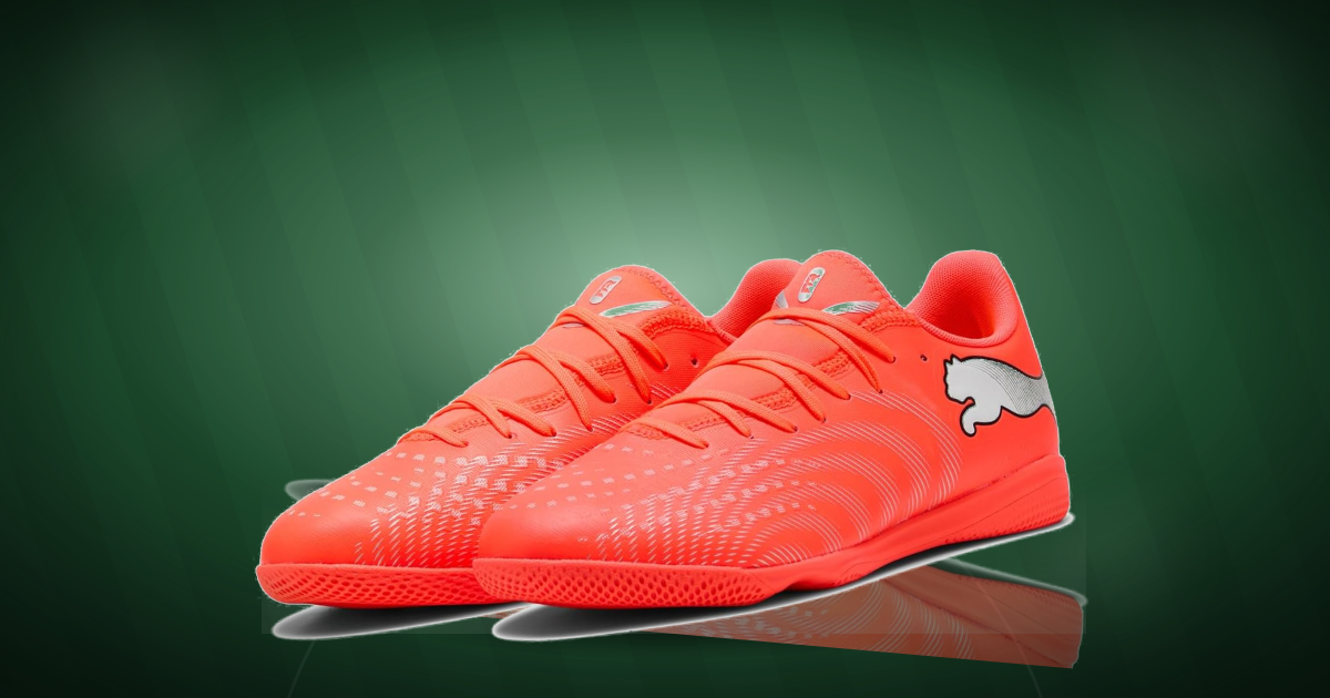 Botas de fútbol sala expuestas en el campo