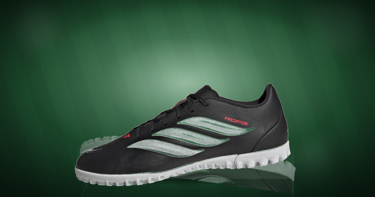 Botas de fútbol turf expuesta en el campo