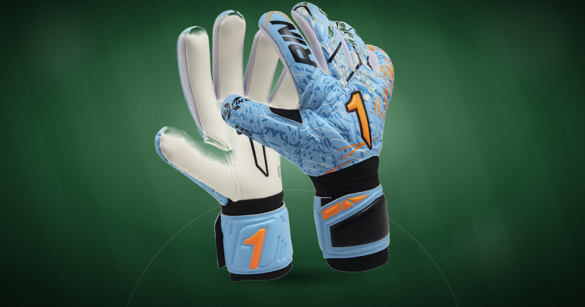 Guantes de portero futbol. Guantes Rinat Egotiko X As expuestos en el campo